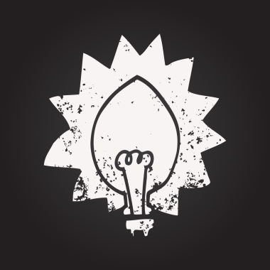 Karatahta tebeşirle çizilmiş ampul bir insan tarafından çizilmiş.