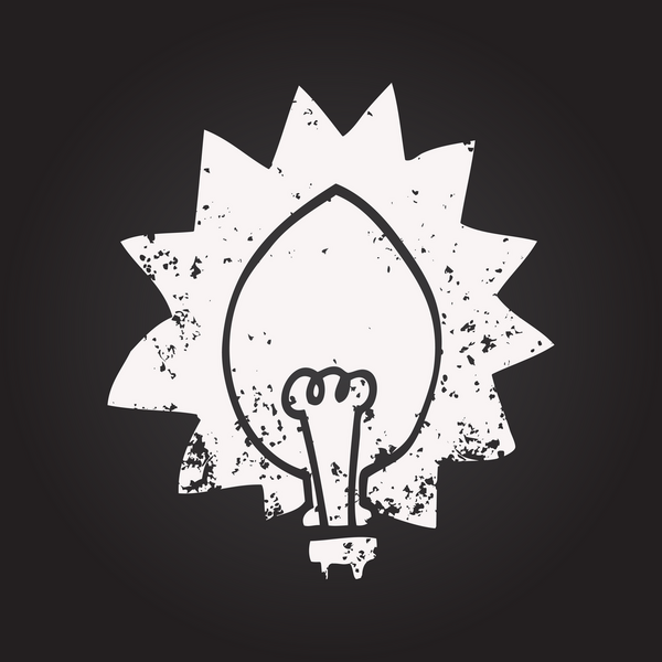 Karatahta tebeşirle çizilmiş ampul bir insan tarafından çizilmiş.