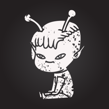 Karatahta tebeşiri şirin uzaylı kız bir insan tarafından çizilmiş.