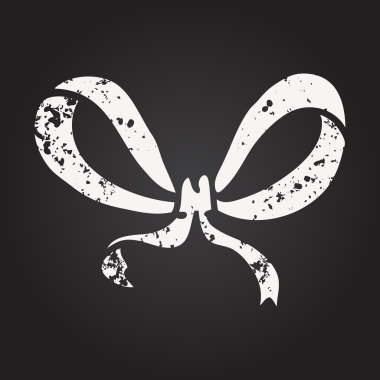 Tahta tebeşir karton sarı kurdele bir insan tarafından çizilmiş.