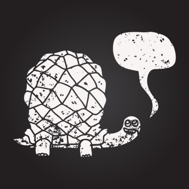 Tahta tebeşir serbest konuşma balonu karikatür kaplumbağası bir insan tarafından çizildi