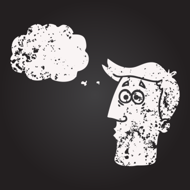 Tahta tebeşirle çizilmiş düşünce kabarcığı erkek yüzü bir insan tarafından çizilmiş.
