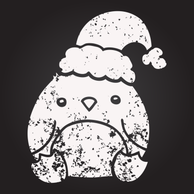 Karatahta tebeşirle çizilmiş sevimli penguen Noel şapkası giymiş bir insan tarafından çizilmiş.