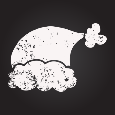 Tahta tebeşirle çizilmiş Noel Baba şapkası bir insan tarafından çizilmiş.