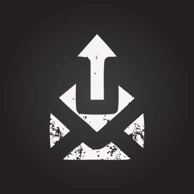 Karatahta tebeşiri bir insan tarafından çizilmiş e- posta simgesi gönder