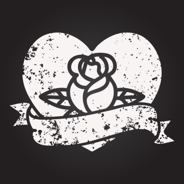Kara tahta tebeşir dövmesi. Siyah bir kalp dövmesi. Bir insan tarafından çizilmiş.