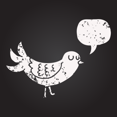 Tahta tebeşirle çizilmiş konuşma balonu karikatürü bir insan tarafından çizilmiş.