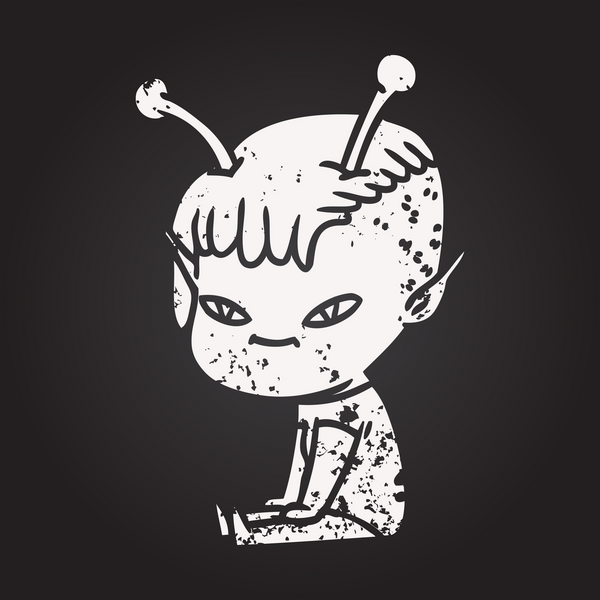 Karatahta tebeşiri şirin uzaylı kız bir insan tarafından çizilmiş.