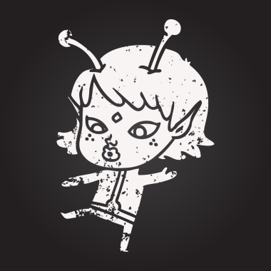 Kara tahta tebeşirle çizilmiş güzel uzaylı kız bir insan tarafından çizilmiş.