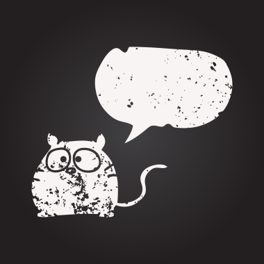 Tahta tebeşirle çizilmiş konuşma balonu çizgi film kedisi bir insan tarafından çizilmiş.