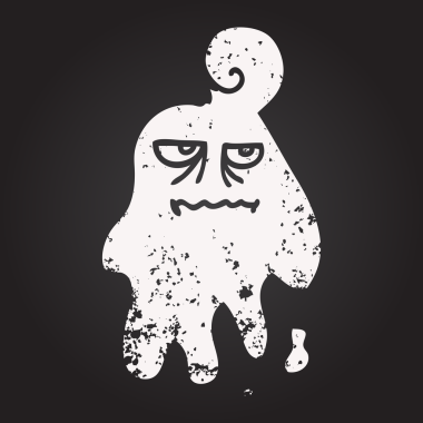 Kara tahta tebeşirle siyah beyaz çizgi film bir insan tarafından çizilmiş ürkütücü hayalet.