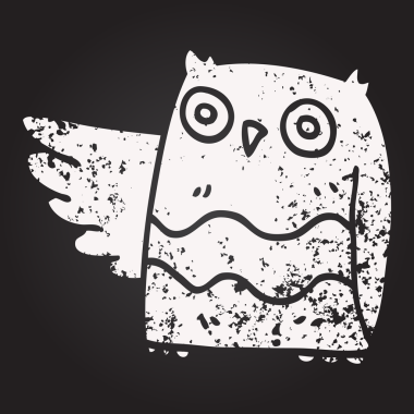 Karatahta tebeşirle çizen mutlu baykuş bir insan tarafından çizilmiş.