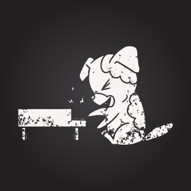 Karatahta tebeşir karikatür köpeği bir insan tarafından çizilmiş piyanoda sallanıyor.