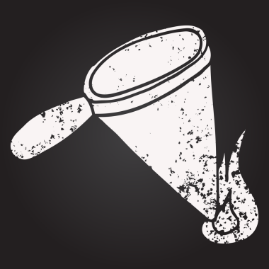 Kara tahta tebeşirle insan tarafından çizilmiş karikatür büyüteç.