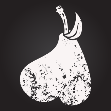 Karatahta tebeşirle çizilmiş sağlıklı armut insan tarafından çizilmiş.