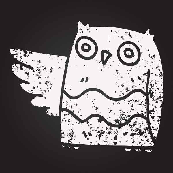 Karatahta tebeşirle çizen mutlu baykuş bir insan tarafından çizilmiş.