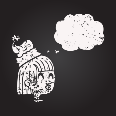 Karatahta tebeşirle çizilmiş balon kız bir insan tarafından çizilmiş noel şapkası giyiyor.