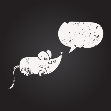 Tahta tebeşirle şirin el yazısıyla çizilmiş konuşma balonu çizgi film faresi bir insan tarafından çizilmiş.