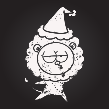 Karatahta tebeşirle çizilmiş bir insan tarafından çizilmiş Noel Baba şapkası takan sıkılmış bir aslan resmi.