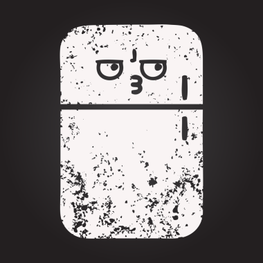 Karatahta tebeşirle bir insan tarafından çizilmiş buzdolabının karikatürünü çiziyor.