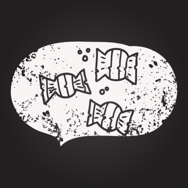 Kara tahta tebeşirle çizilmiş konuşma balonu Cadılar Bayramı şekeri bir insan tarafından çizilmiş.