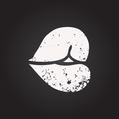 Karatahta tebeşirle insan tarafından çizilmiş mor dudaklar.