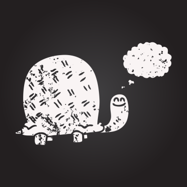 Tahta tebeşirle çizilmiş düşünce balonu karikatürü kaplumbağası bir insan tarafından çizilmiş.