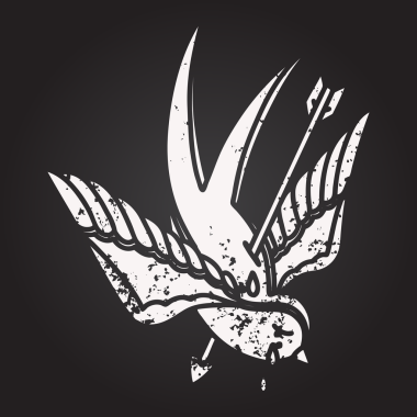 Kara tahta tebeşir dövmesi. Kırlangıç şeklinde. Bir insan tarafından çizilmiş ok ile delinmiş.