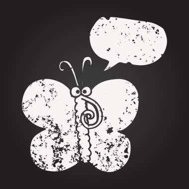 Tahta tebeşirle çizilmiş konuşma balonu kelebeği bir insan tarafından çizilmiş.