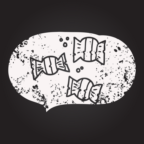 Kara tahta tebeşirle çizilmiş konuşma balonu Cadılar Bayramı şekeri bir insan tarafından çizilmiş.