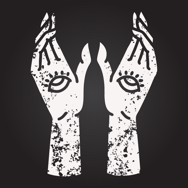 Kara tahta tebeşir dövmesi. Bir insan tarafından çizilmiş mistik eller.