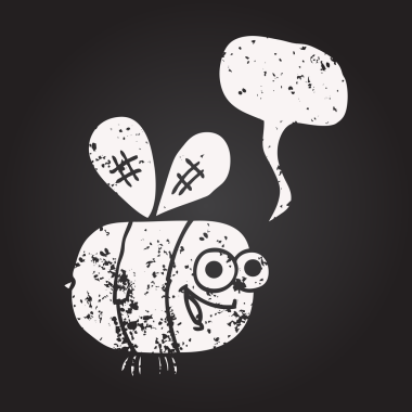 Tahta tebeşirle çizilmiş konuşma balonu karikatürü bir insan tarafından çizilmiş.