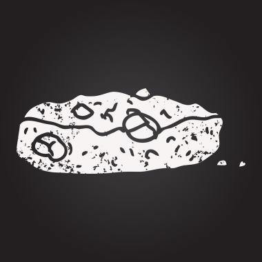 Karatahta tebeşirle bir insan tarafından çizilmiş çikolata parçacıklı kurabiye.