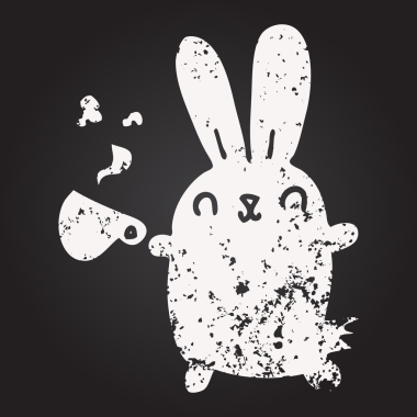 Kara tahta tebeşir, elinde kahve fincanı olan sevimli çizgi film tavşanı bir insan tarafından çizilmiş.