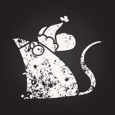 Karatahta tebeşirle çizilmiş, korkmuş bir fare, Noel Baba şapkası giymiş bir insan tarafından çizilmiş.