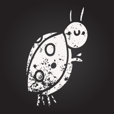 Bir insan tarafından çizilmiş kara tahta tebeşir, uğurböceği.