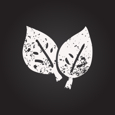 Tahta tebeşir, bir insan tarafından çizilmiş sonbahar yaprakları çiziyor.