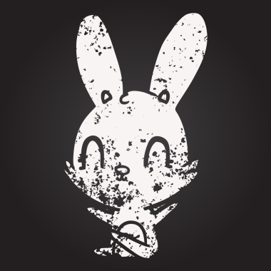 Bir insan tarafından çizilmiş kara tahta tebeşir şirin çizgi film tavşanı.