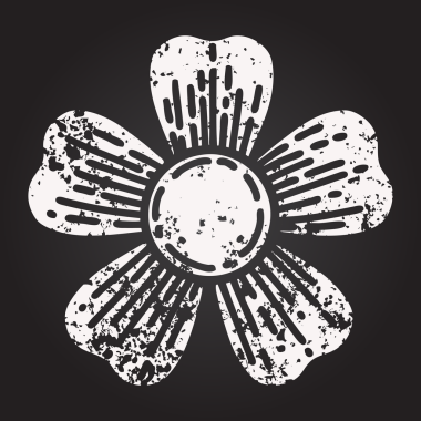 Kara tahta tebeşir dövmesi bir insan tarafından çizilmiş bir çiçeğin siyah stili.