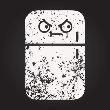 Karatahta tebeşirle bir insan tarafından çizilmiş buzdolabının karikatürünü çiziyor.