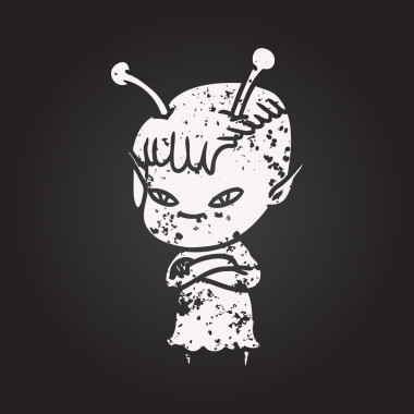 Karatahta tebeşiri şirin uzaylı kız bir insan tarafından çizilmiş.