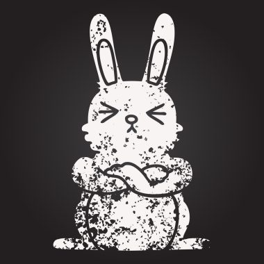 Karatahta tebeşir bir insan tarafından çizilmiş garip çizgi film tavşanı.