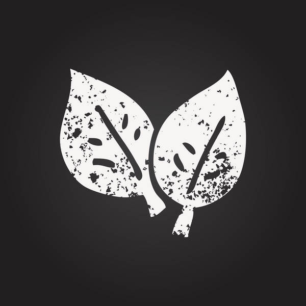 Tahta tebeşir, bir insan tarafından çizilmiş sonbahar yaprakları çiziyor.