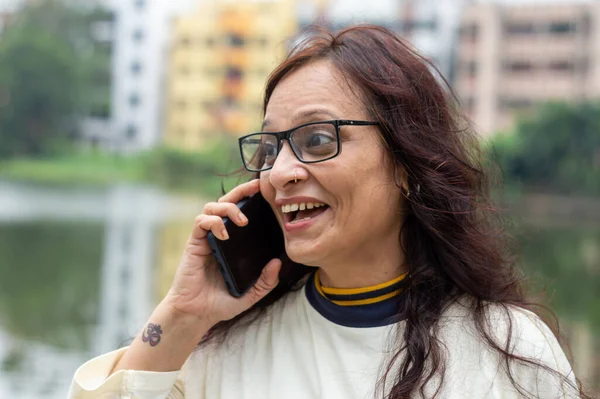 Mid Adult Smiling Woman Long Brown Hair Speaking Mobile Phone — Stock fotografie