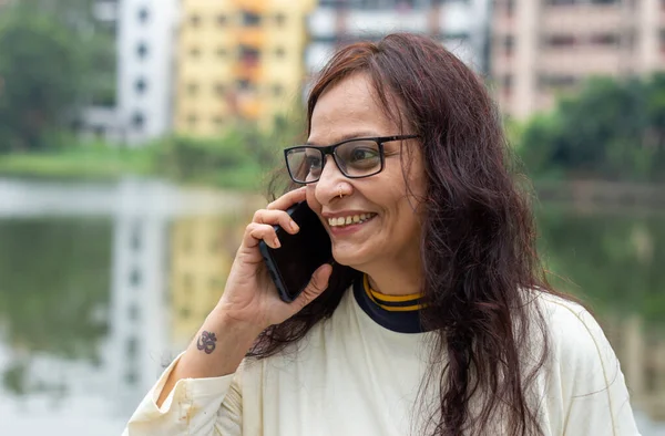 Mujer Sonriente Adulta Con Cabello Castaño Largo Hablando Teléfono Móvil —  Fotos de Stock