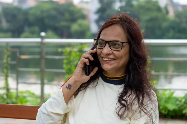 Mid Adult Smiling Woman Long Brown Hair Speaking Mobile Phone — Stock fotografie