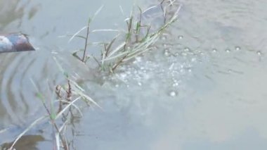 Düşen su kabarcıkları soyut su arkaplanı.