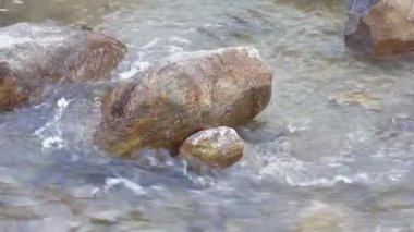 Rocky Nehri dağ dereleri Himalaya sıradağlarının kuzey doğu kesimindeki kayaların ve çakıl taşlarının arasından akıyor. Doğa geçmişi. Kapat..