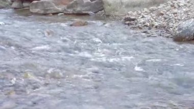 Rocky Nehri dağ dereleri Himalaya sıradağlarının kuzey doğu kesimindeki kayaların ve çakıl taşlarının arasından akıyor. Doğa arkaplanı.