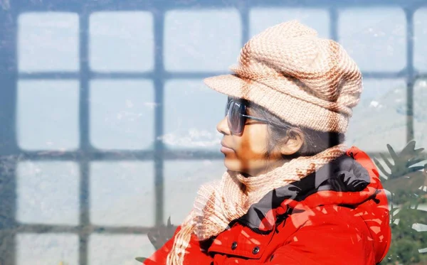 Felnőtt Piros Téli Ruhában Kalapban Napszemüvegben Fej Váll Lövés Oldalról — Stock Fotó
